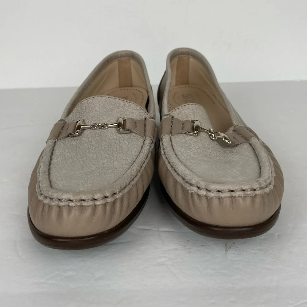 SAS Metro Leather Loafers Size 8 M Beige Leather Tripad Comfort Preppy Flats